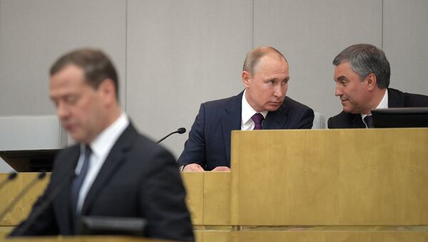 El primer ministro Dmitri Medvédev (izda.), el presidente de Estado Vladimir Putin (centro) y el presidente de la Duma Viacheslav Volodin (dcha.) - Sputnik Mundo