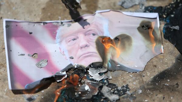 Palestinos queman una foto del presidente Donald Trump - Sputnik Mundo