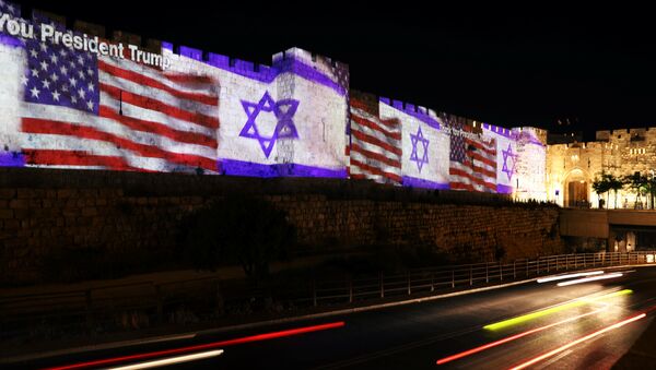 Una imagen proyectada de las banderas de EEUU e Israel en las murallas de Jerusalén - Sputnik Mundo