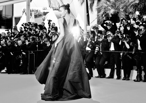 Alessandra Ambrosio, Irina Shayk, Bella Hadid en blanco y negro en Cannes - Sputnik Mundo