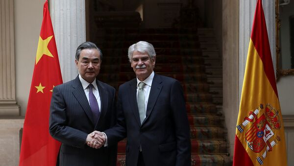 Wang Yi, el ministro de Asuntos Exteriores chino y Alfonso Dastis, su homólogo español - Sputnik Mundo