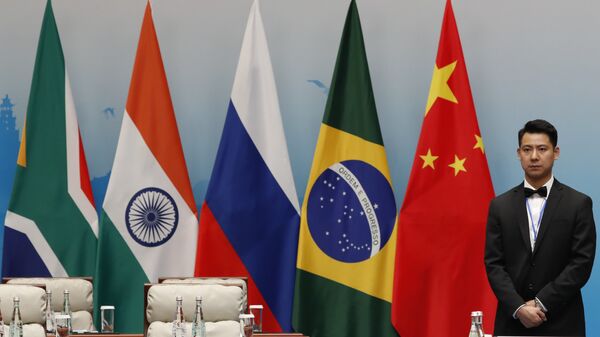 Banderas de los países miembros de los BRICS - Sputnik Mundo