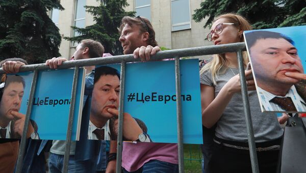 Manifestación de apoyo a Vishinski frente a la Embajada ucraniana en Moscú - Sputnik Mundo