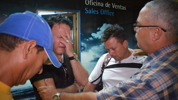 Los familiares de los pasajeros que viajaban en el avión Boeing 737 que se estrelló en La Habana - Sputnik Mundo