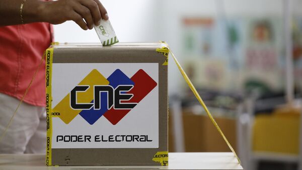 Un ciudadano venezonalo está votanto en las elecciones presidenciales en Caracas, Venezuela - Sputnik Mundo