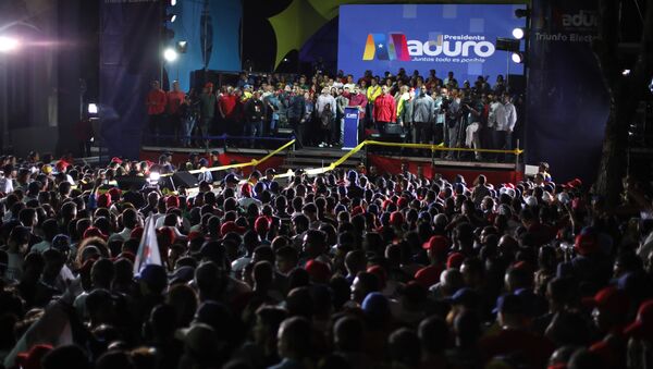 El presidente reelecto de Venezuela, Nicolás Maduro, junto con sus partidarios tras el anuncio de su victoria en los comicios del 20 de mayo - Sputnik Mundo