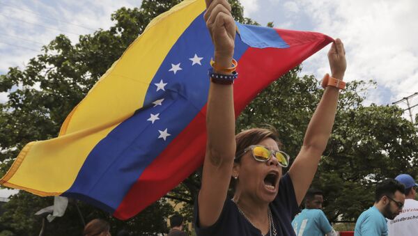Una opositora del presidente venezolano Nicolás Maduro grita algo - Sputnik Mundo