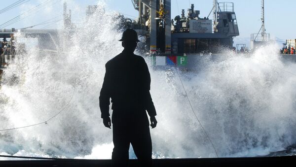 Un marino mira en una enorme ola que aparece del USS Harry S. Truman - Sputnik Mundo