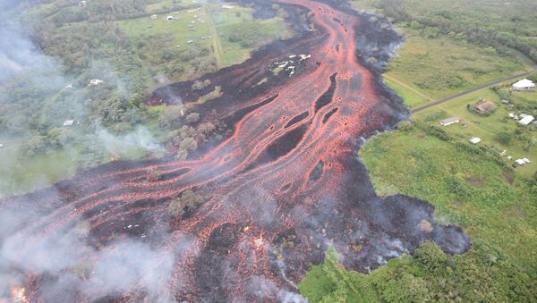 La lava fluye desde el volcán Kilauea, Hawái - Sputnik Mundo