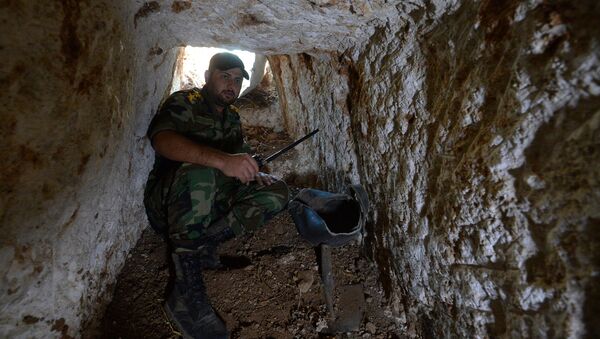 Un oficial del Ejército sirio muestra herramientas para cavar túneles en el área de Homs - Sputnik Mundo