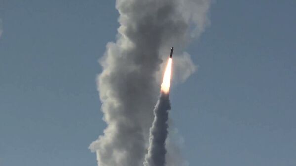 El momento exacto del lanzamiento de 4 misiles balísticos Bulava desde un submarino ruso - Sputnik Mundo