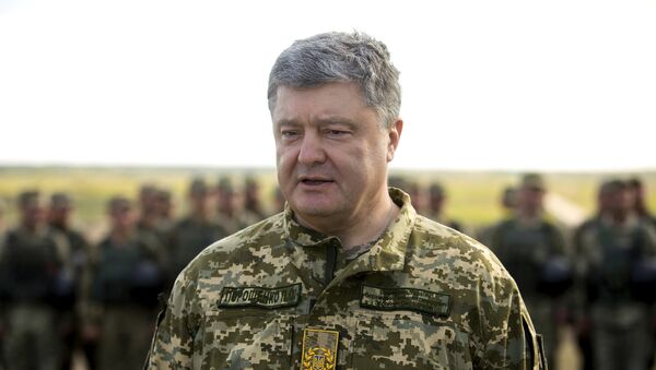 El presidente de Ucrania, Petró Poroshenko, en un campo de entrenamiento militar - Sputnik Mundo