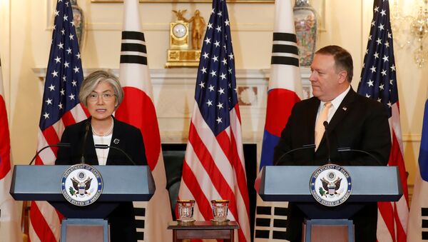Ministra de Asuntos Exteriores de Corea del Sur, Kang Kyung-wha, y secretario de Estado de EEUU, Mike Pompeo - Sputnik Mundo