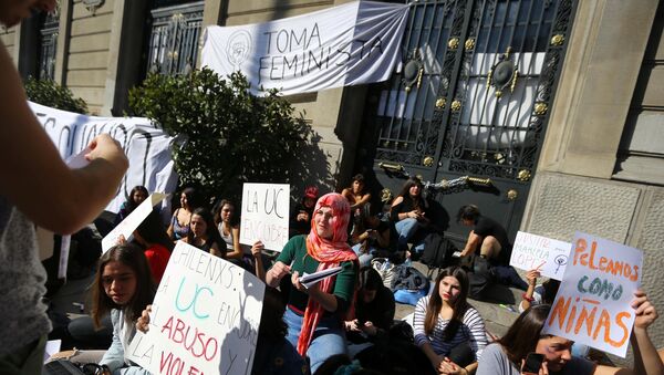 Un grupo de estudiantes  tomó la Casa Central de la Universidad Católica de Chile - Sputnik Mundo