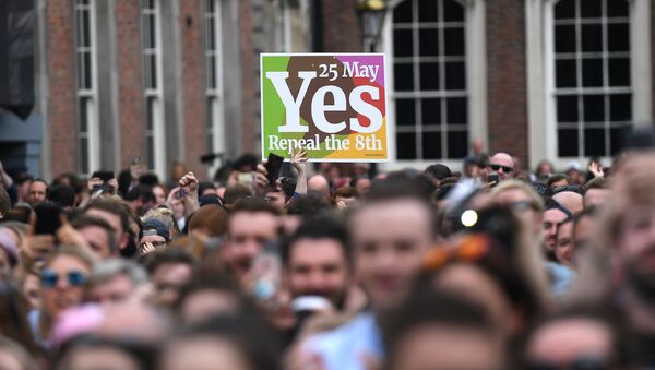 Los manifestantes celebran la legalización del aborto en Irlanda - Sputnik Mundo