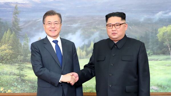 Reunión entre el presidente de Corea del Sur, Moon Jae-in, y el líder de Corea del Norte, Kim Jong-un - Sputnik Mundo
