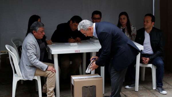 El expresidente colombiano, Álvaro Uribe, vota en Bogotá durante las elecciones del 27 de mayo - Sputnik Mundo