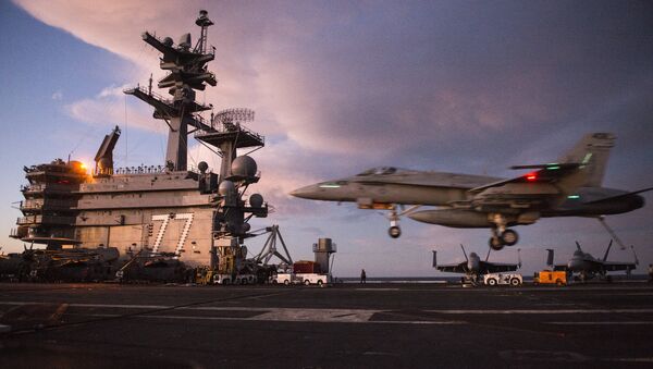 Un caza F/A-18 Super Hornet aterriza sobre el USS George H.W. - Sputnik Mundo