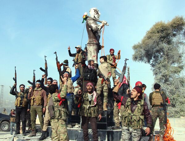 Combatientes del Ejército Libre Sirio, respaldado por Turquía, celebran la victoria sobre las tropas kurdas en Afrín, Siria, 18 de marzo de 2018 Combatientes del Ejército Libre Sirio, respaldado por Turquía, celebran la victoria sobre las tropas kurdas en Afrín, Siria, 18 de marzo de 2018 - Sputnik Mundo