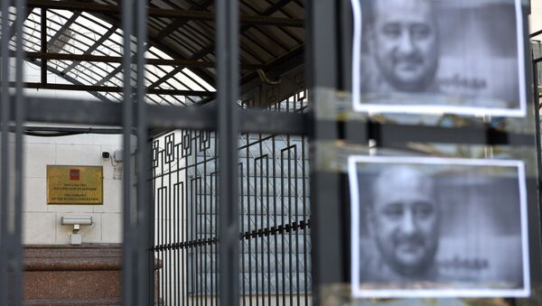 Los retratos del periodista ruso Arkadi Bábchenko, asesinado en Kiev, Ucrania - Sputnik Mundo