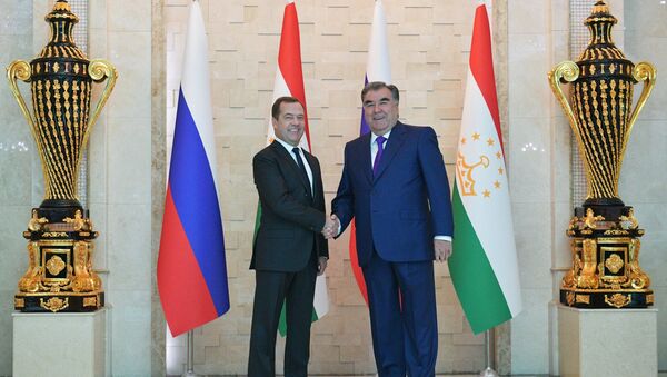 El primer ministro de Rusia, Dmitri Medvédev, y el presidente de Tayikistán, Emomali Rahmon - Sputnik Mundo