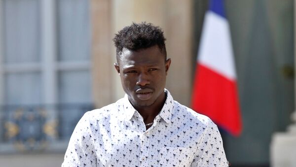 Mamoudou Gassama, un malí indocumentado aclamado como un héroe en Francia - Sputnik Mundo