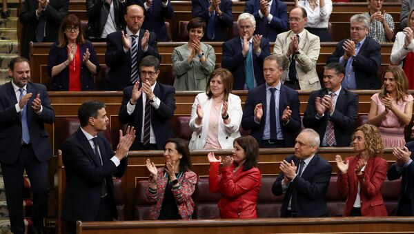 Pedro Sánchez, secretario general del PSOE, rodeado de su partido - Sputnik Mundo