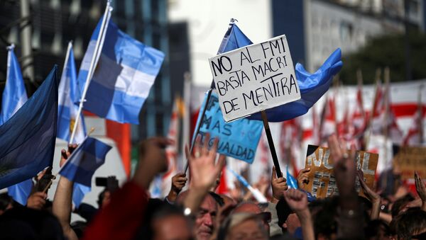 Una protesta contra las negociaciones del Gobierno argentino con el Fondo Monetario Internacional - Sputnik Mundo