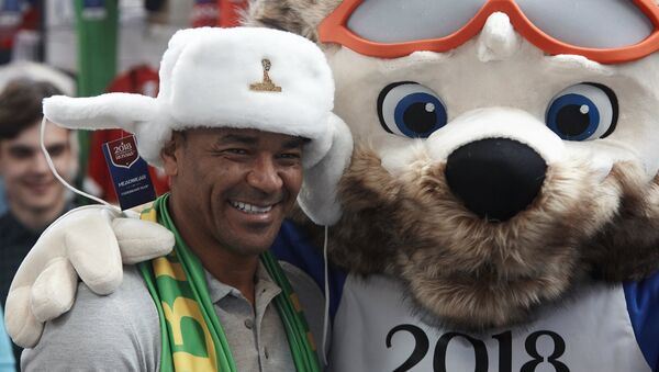 El exfutbolista brasileño Cafu y Zabivaka, la mascota del Mundial de Rusia - Sputnik Mundo