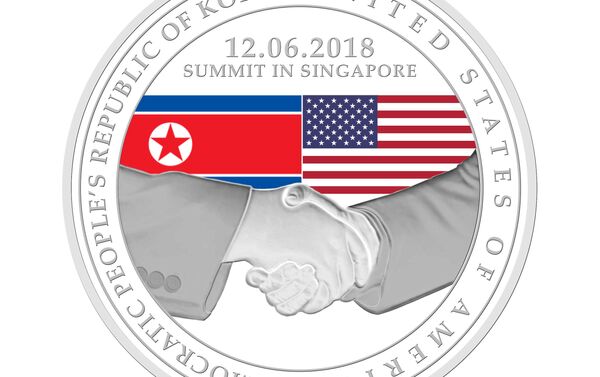 El anverso de los tres medallones para conmemorar la cumbre entre Donald Trump y Kim Jong-un - Sputnik Mundo