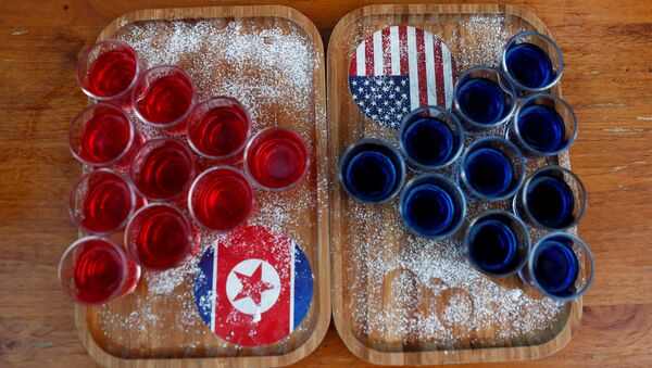 Un tablero con unas bebidas y las banderas de Corea del Norte y EEUU (imagen referencial) - Sputnik Mundo