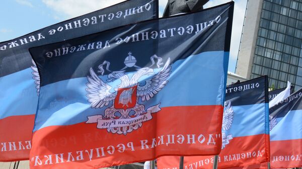 Banderas de la autoproclamada República Popular de Donetsk (archivo) - Sputnik Mundo
