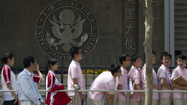 Los estudiantes chinos esperan sus entrevistas para recibir su visa en las afueras de la Embajada de EEUU, en Pekín - Sputnik Mundo