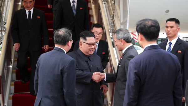 El ministro de Asuntos Exteriores singapurense, Vivian Balakrishnan, saluda a Kim Jong-un, líder norcoreano - Sputnik Mundo