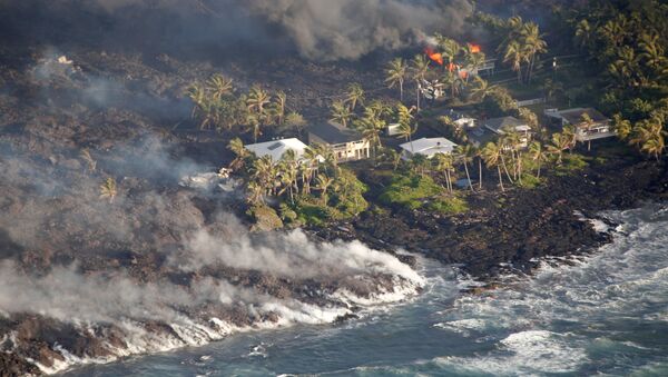 Lava surgida tras la erupción del volcán Kilauea en Hawái - Sputnik Mundo