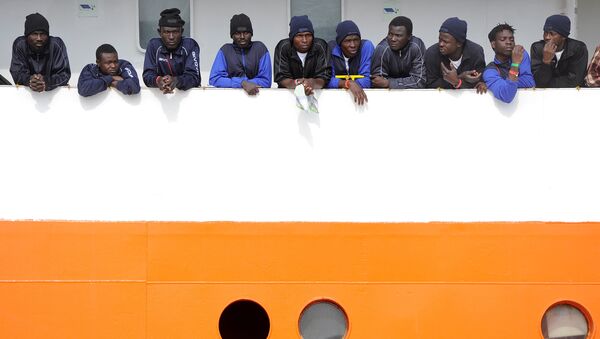 Migrantes en el barco de rescate Aquarius - Sputnik Mundo