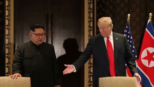 El presidente de EEUU, Donald Trump, y el líder de Corea del Norte, Kim Jong-un, antes de la ceremonía de la firma del acuerdo final de la cumbre bilateral en Singapur el 12 de junio - Sputnik Mundo