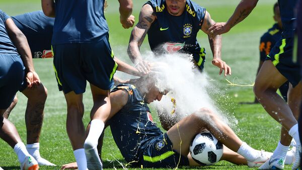 Jugadores brasileños le rompen varios huevos en la cabeza a Coutinho - Sputnik Mundo
