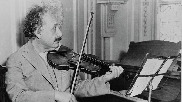 El famoso físico Albert Einstein tocando el violín, fecha y lugar desconocidos - Sputnik Mundo