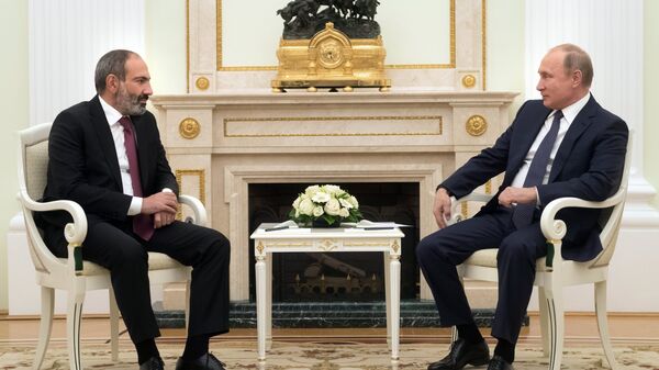 Nikol Pashinián, primer ministro de Armenia, y Vladímir Putin, presidente ruso - Sputnik Mundo