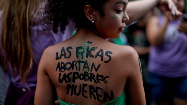 Manifestante a favor del aborto legal en Argentina - Sputnik Mundo