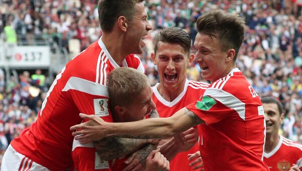 La selección rusa de fútbol celebra la victoria sobre el equipo de Arabia Saudí en el Mundial de Rusia 2018, 14 de junio de 2018 - Sputnik Mundo
