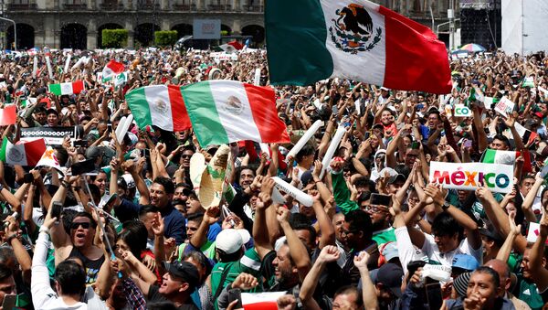 Mexicanos celebran el triunfo del equipo nacional - Sputnik Mundo