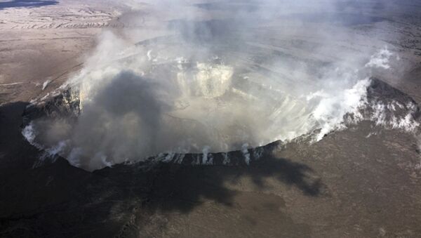 Gases salen del cráter Halemaumau  del volcán Kilauea, en Hawái - Sputnik Mundo