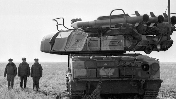 El sistema de misiles antiaéreos Kub, exportado bajo el nombre de Kvadrat, durante unas maniobras (archivo, 1992) - Sputnik Mundo