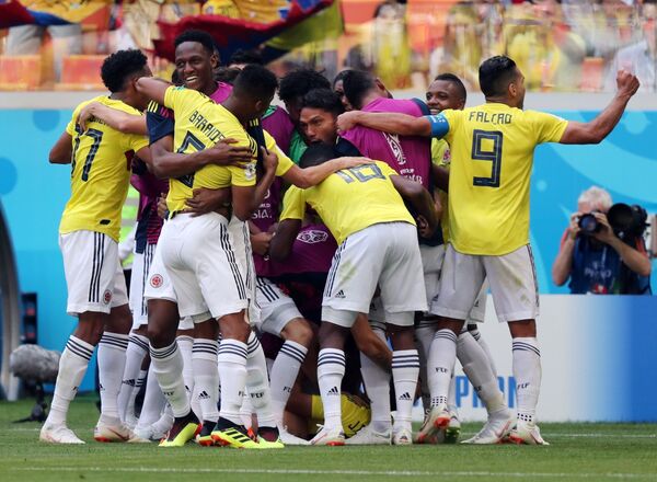 La selección colombiana celebra su gol en el partido contra Japón La selección colombiana celebra su gol en el partido contra Japón - Sputnik Mundo