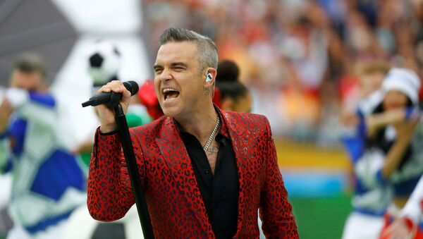 Robbie Williams canta durante la inauguración del Mundial de Rusia en el estadio Luzhnikí de Moscú - Sputnik Mundo