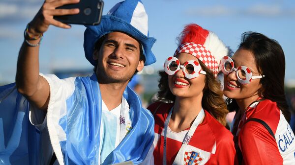 Hinchas de Argentina y Croacia posan para una foto momentos antes del partido entre sus selecciones - Sputnik Mundo
