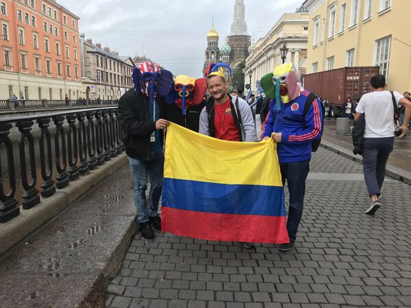 El combo definitivo: un ruso con la camiseta del FC Barcelona posando con la bandera de Colombia y con tres... ¿elefantes estadounidenses? El combo definitivo: un ruso con la camiseta del FC Barcelona posando con la bandera de Colombia y con tres... ¿elefantes estadounidenses? - Sputnik Mundo