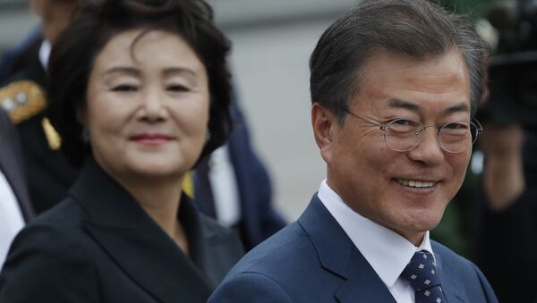 El presidente de Corea del Sur, Moon Jae-in y su esposa Kim Jung-sook durante su visita oficial en Rusia - Sputnik Mundo